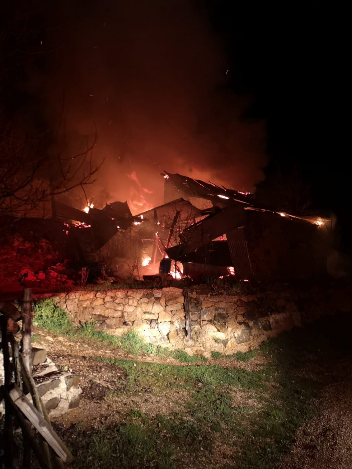 Şiran'da gece yarısı korkutan yangın 6