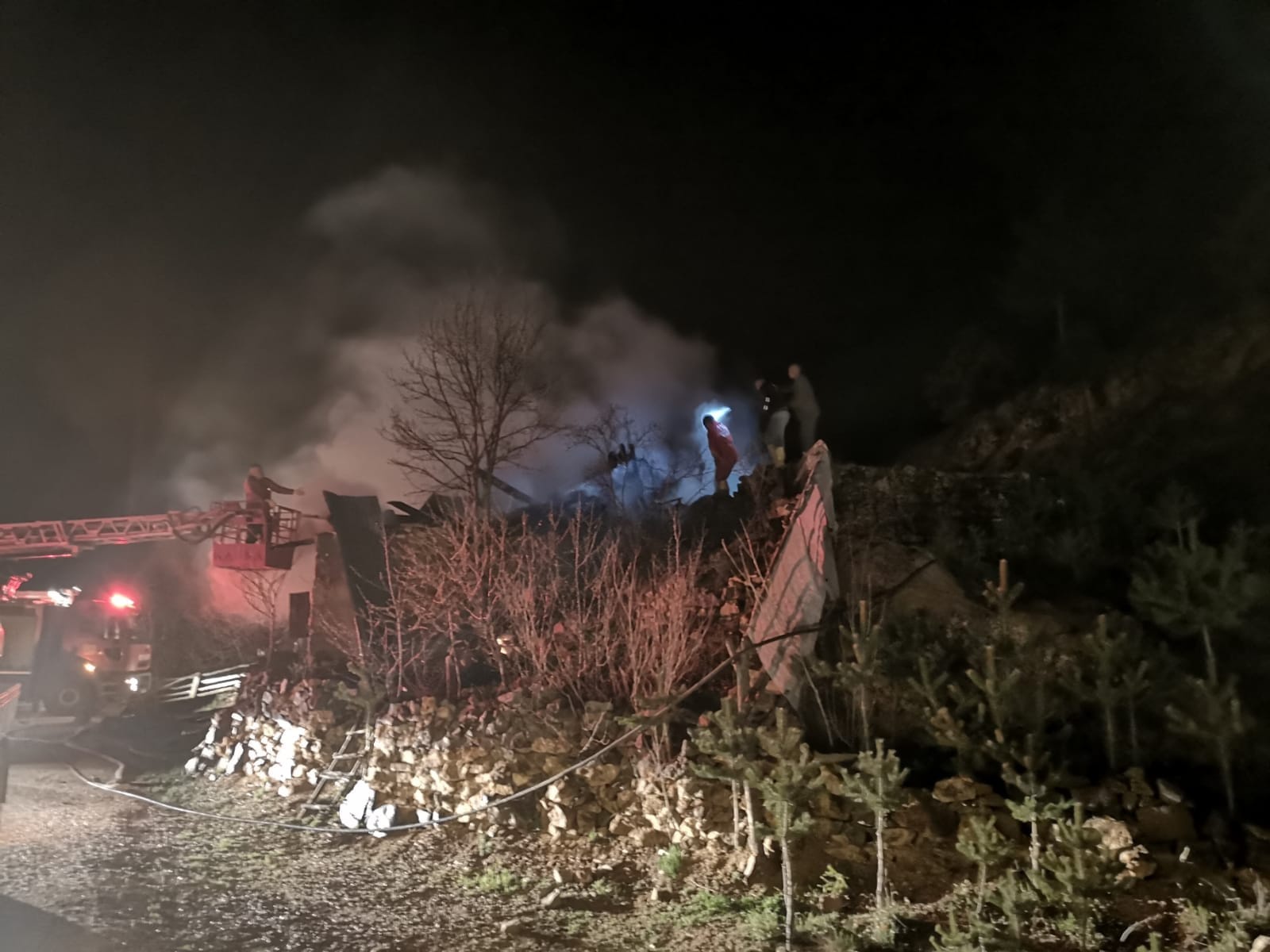 Şiran'da gece yarısı korkutan yangın 3