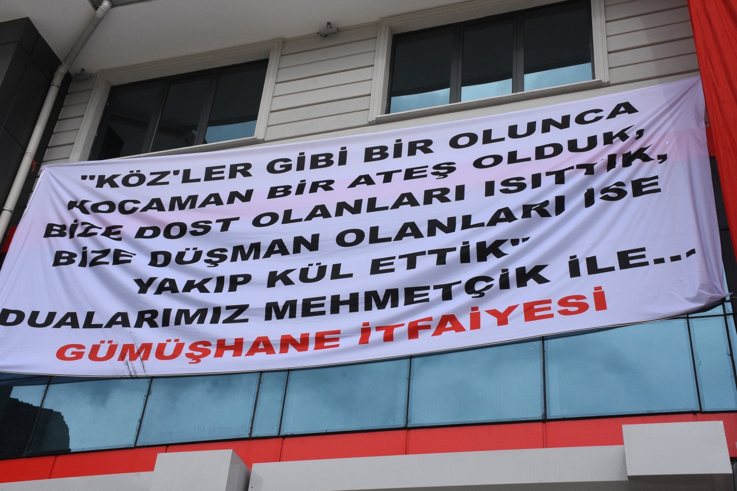 Zeytin Dalı’na destek için dev Türk bayrağı astılar 3