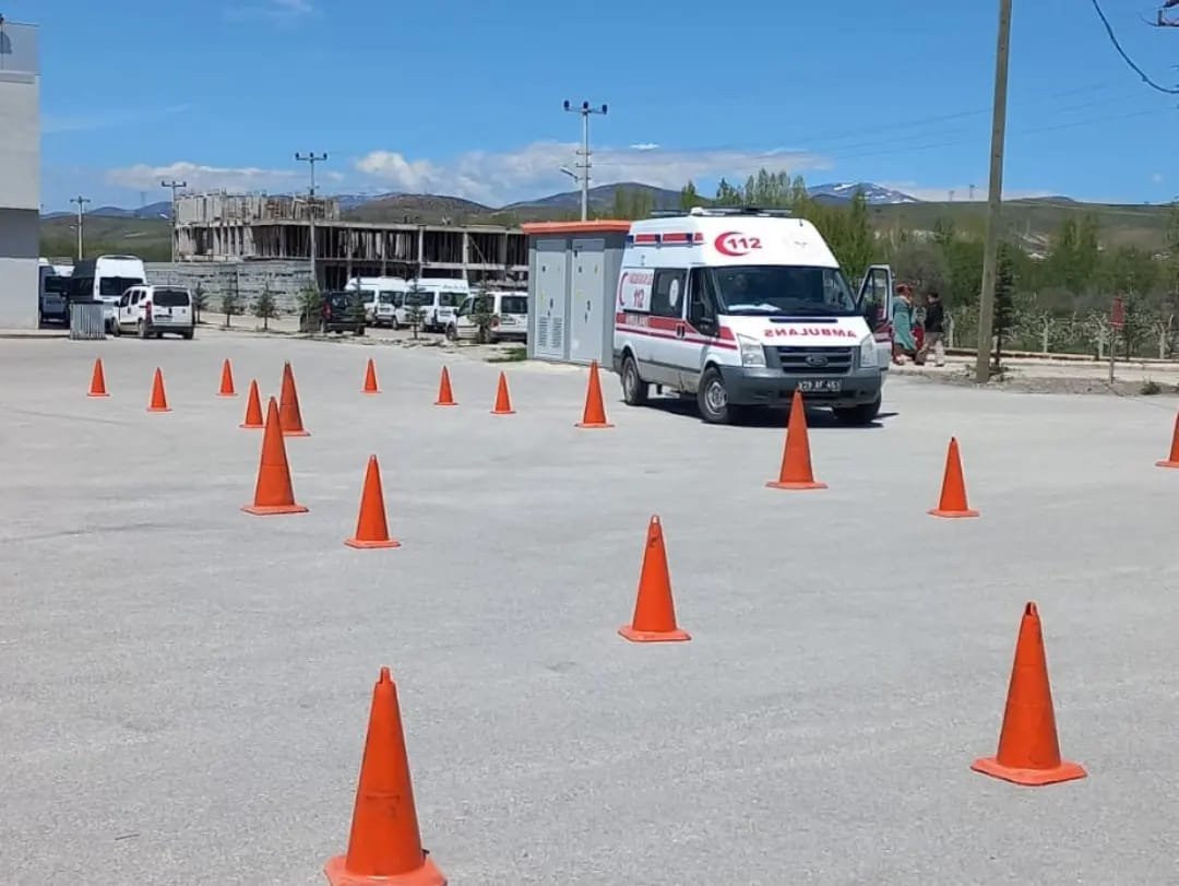 Sağlık çalışanlarına ambulans sürüş eğitimi verildi 1