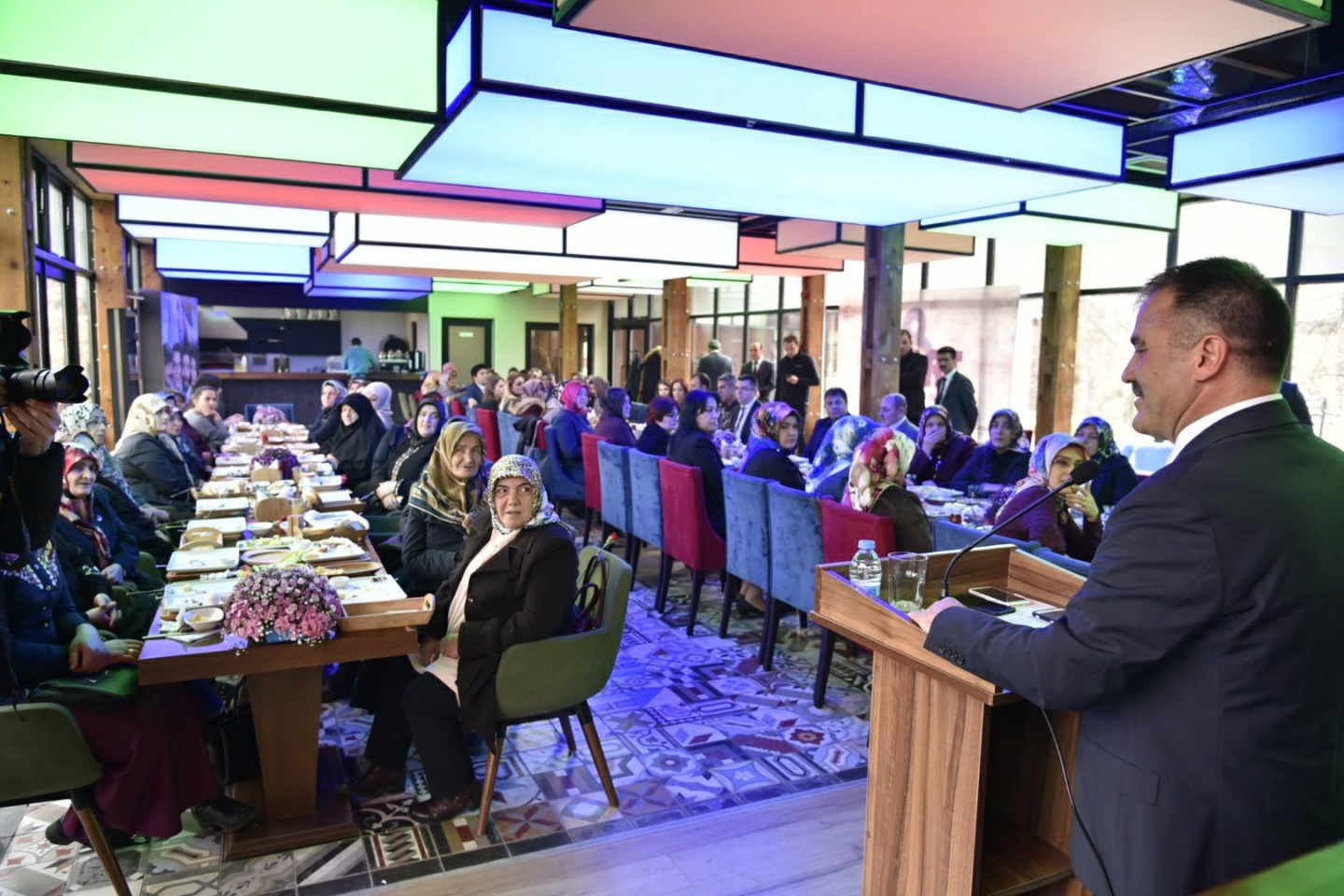 Yaşlı bakımı veren aileler kahvaltıda bir araya geldi 4