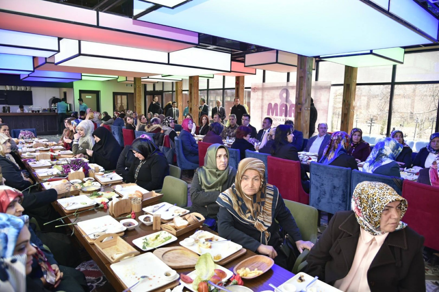 Yaşlı bakımı veren aileler kahvaltıda bir araya geldi 12