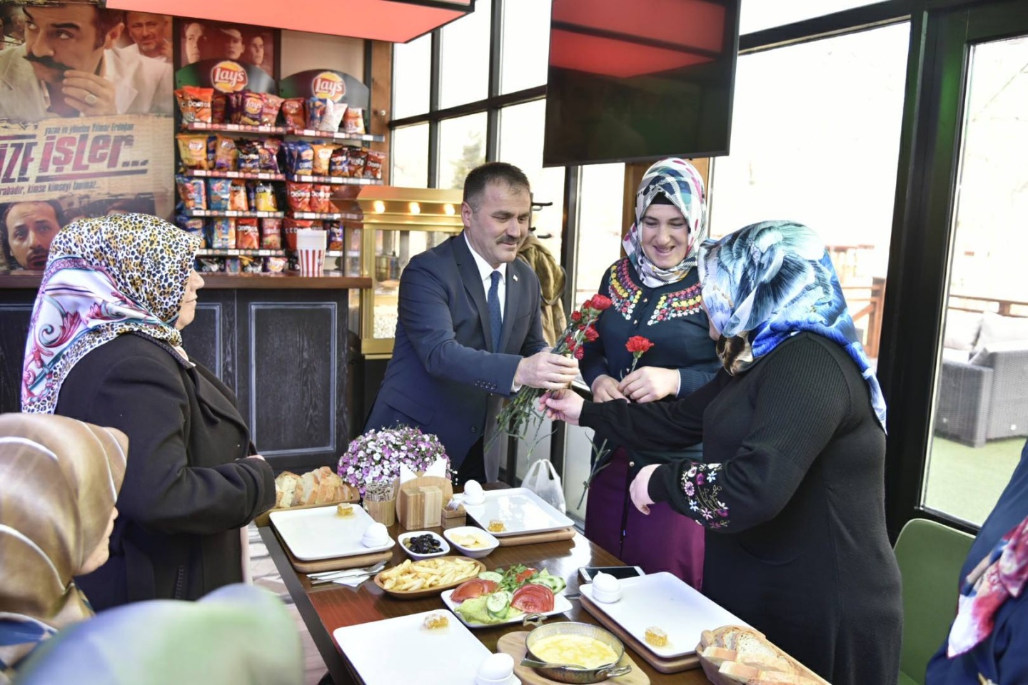 Yaşlı bakımı veren aileler kahvaltıda bir araya geldi 5