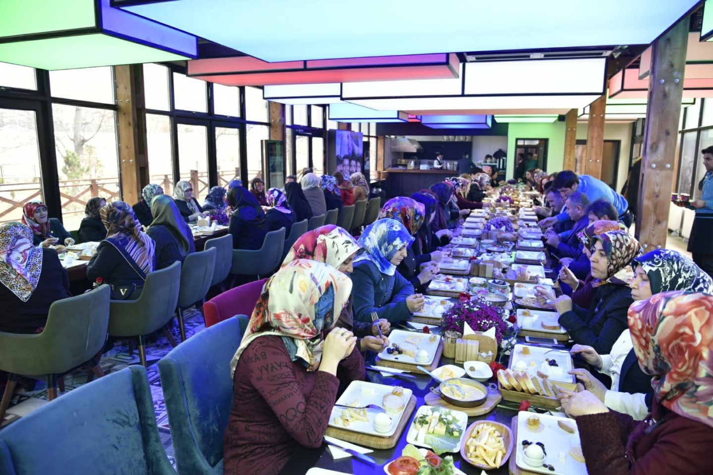 Yaşlı bakımı veren aileler kahvaltıda bir araya geldi 7