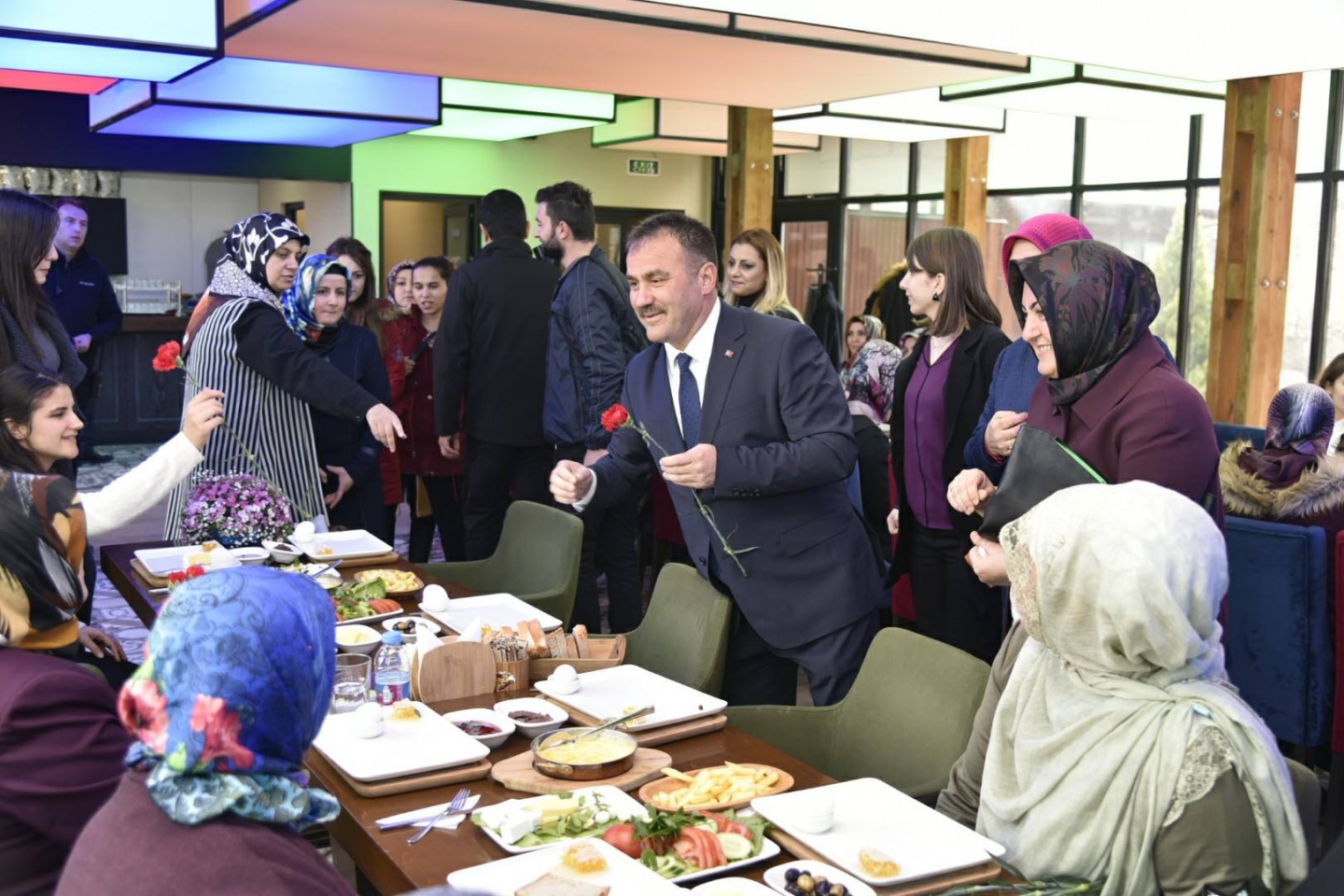 Yaşlı bakımı veren aileler kahvaltıda bir araya geldi 9