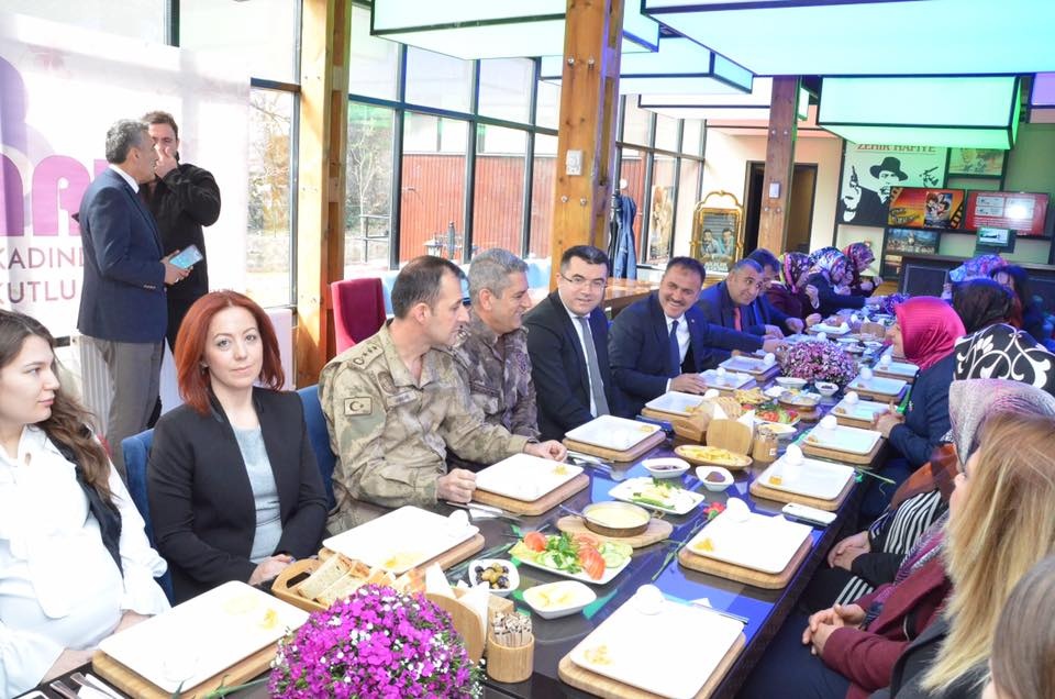 Yaşlı bakımı veren aileler kahvaltıda bir araya geldi 10