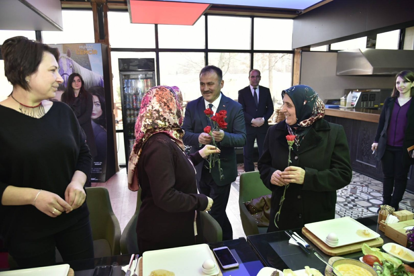 Yaşlı bakımı veren aileler kahvaltıda bir araya geldi 16