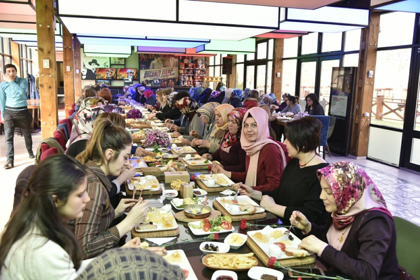 Yaşlı bakımı veren aileler kahvaltıda bir araya geldi 18