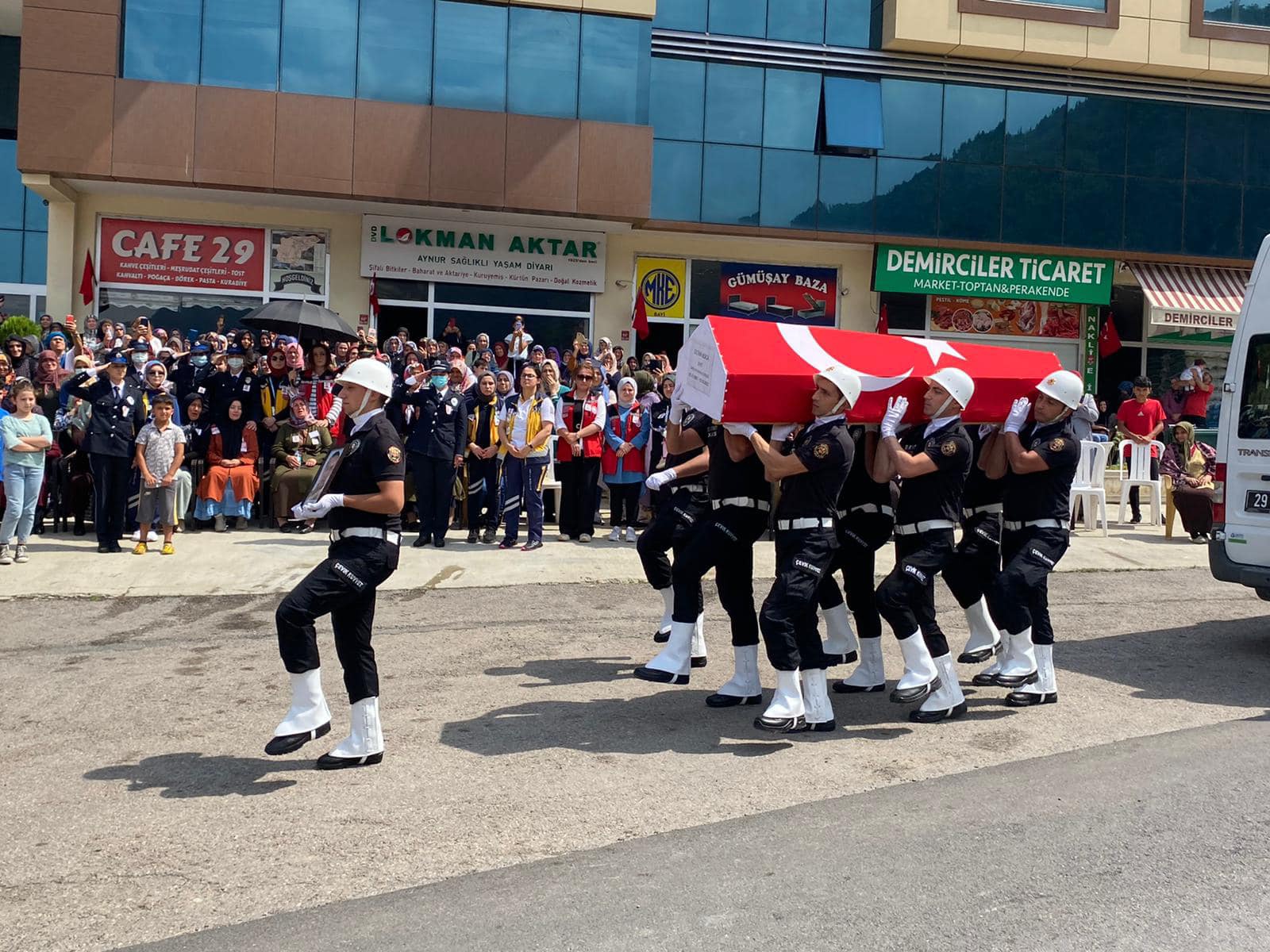 Şehit Bekçi Oltan Koca son yolculuğuna uğurlandı 15