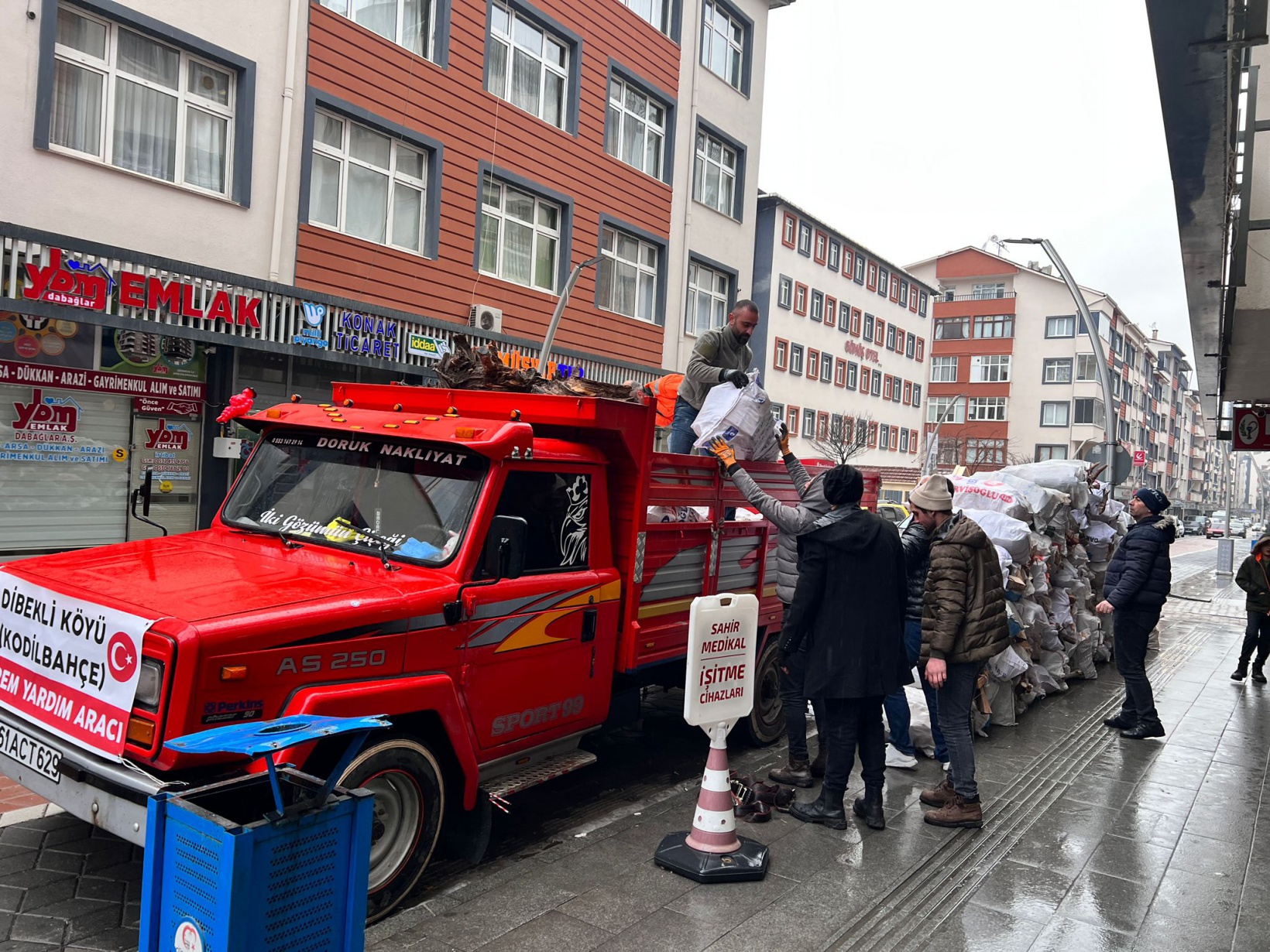 Dibekli köyünden depremzedeler için yakacak seferberliği 2