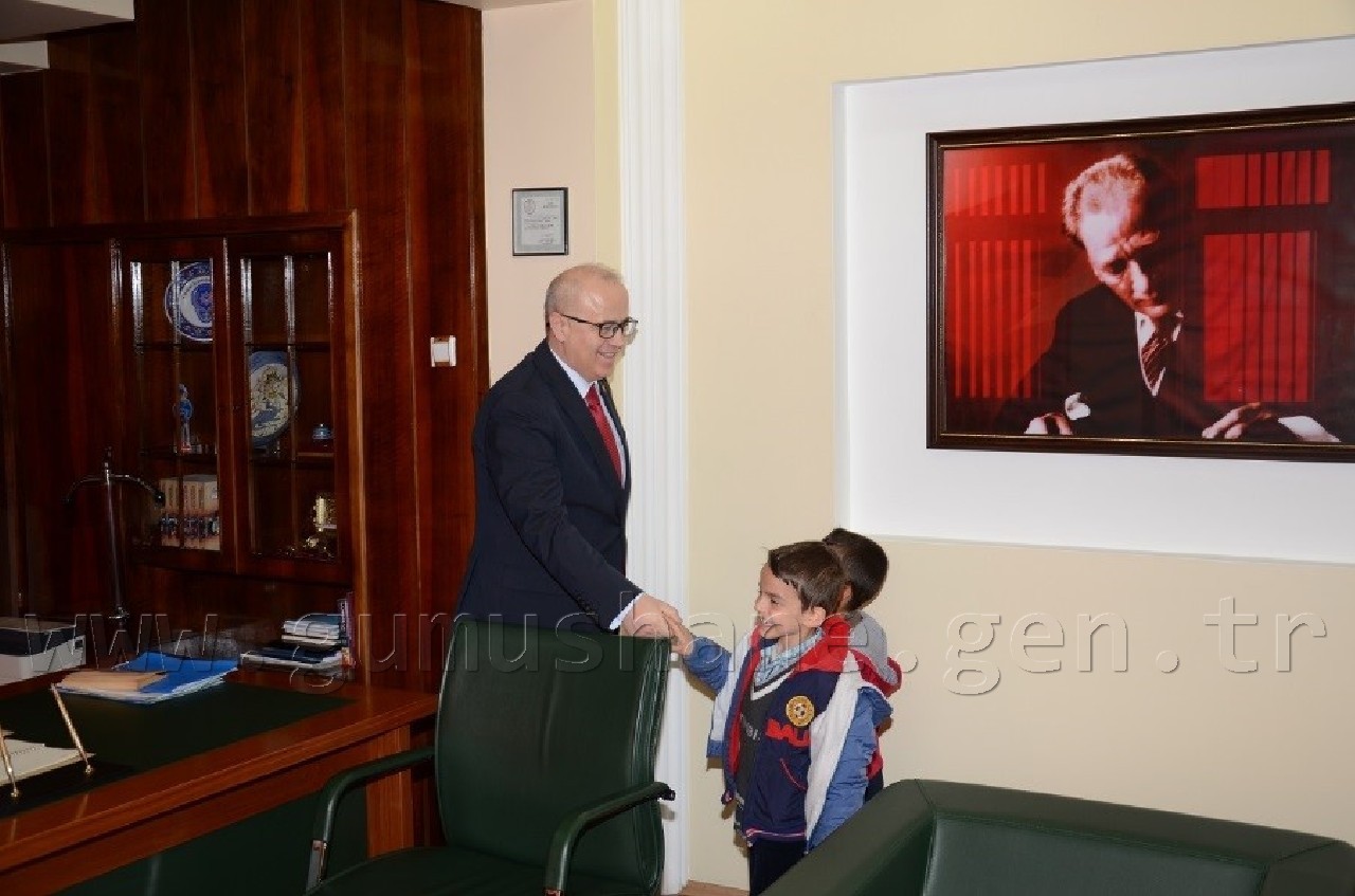 Minik Öğrencilerden İl Emniyet Müdürüne 10 Nisan Ziyareti 2