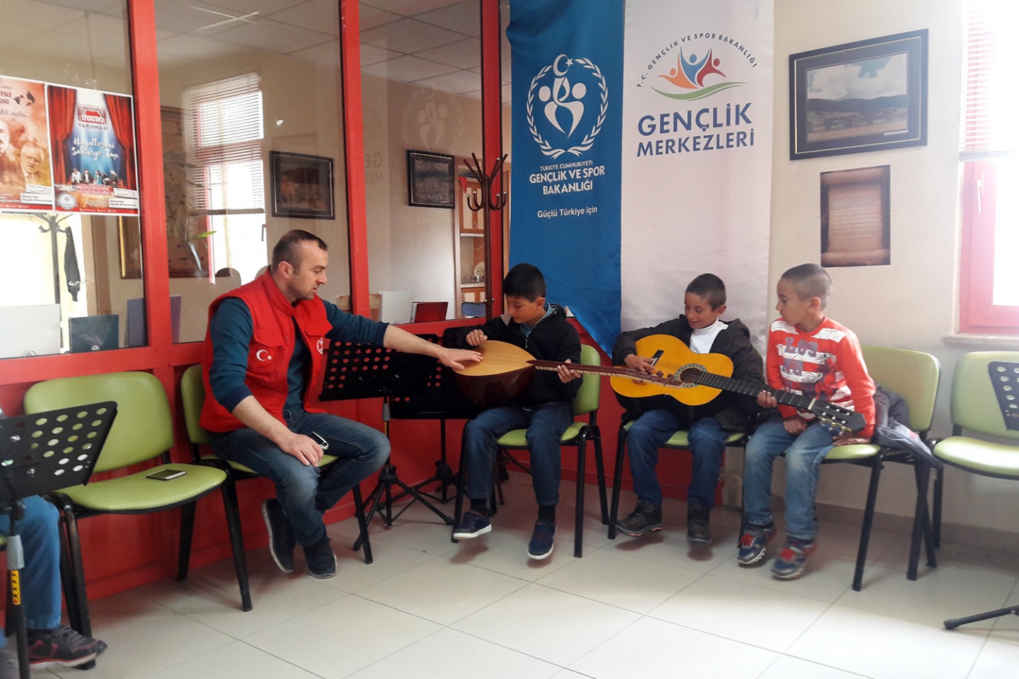 Yuvacık Köyü ‘Merkezim Her Yerde’ projesi ile Gümüşhane Gençlik Merkezinde 11