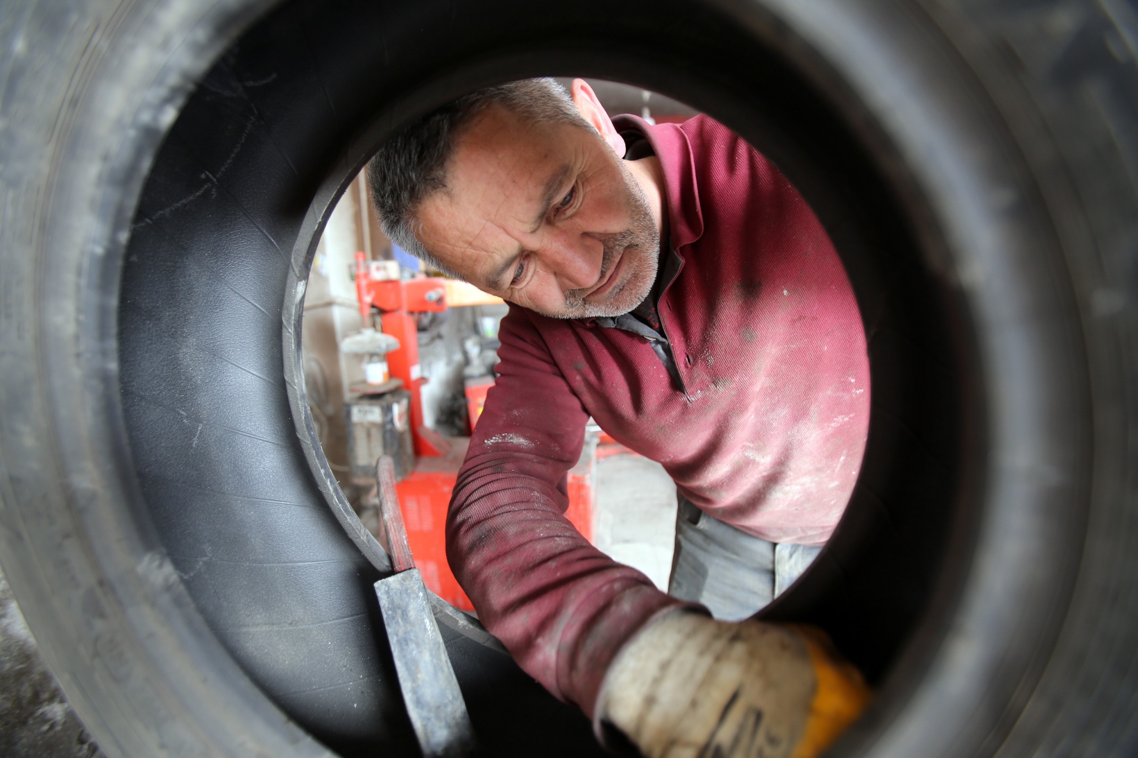 Lastikleri patlatan cisimlerin koleksiyonunu yaptı 13