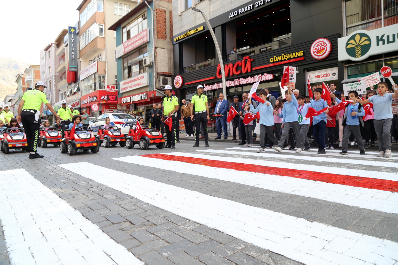 Gümüşhane’de yaya geçitleri kırmızıya boyandı 4