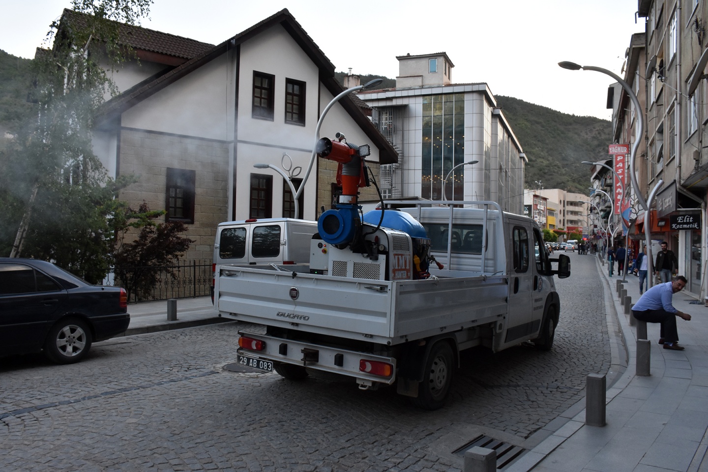 Gümüşhane caddelerini gül kokusu sardı 5