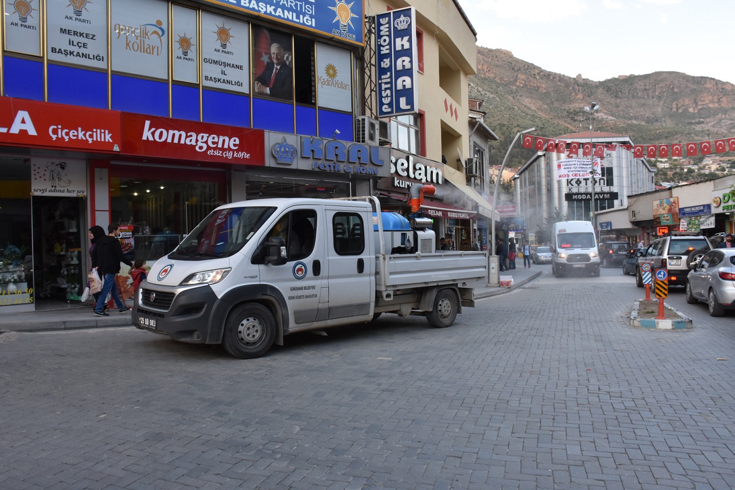 Gümüşhane caddelerini gül kokusu sardı 4