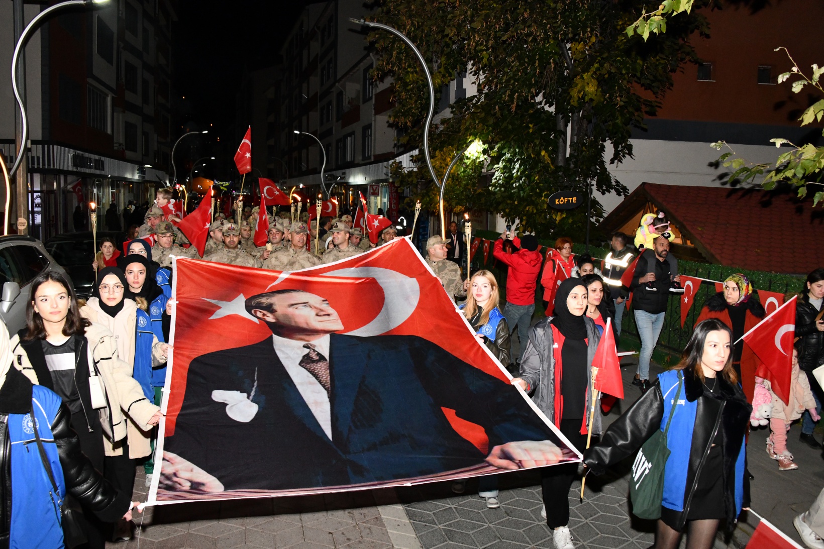 Gümüşhane’de 29 Ekim coşkusu fener alayı ve kabul töreniyle taçlandı 28