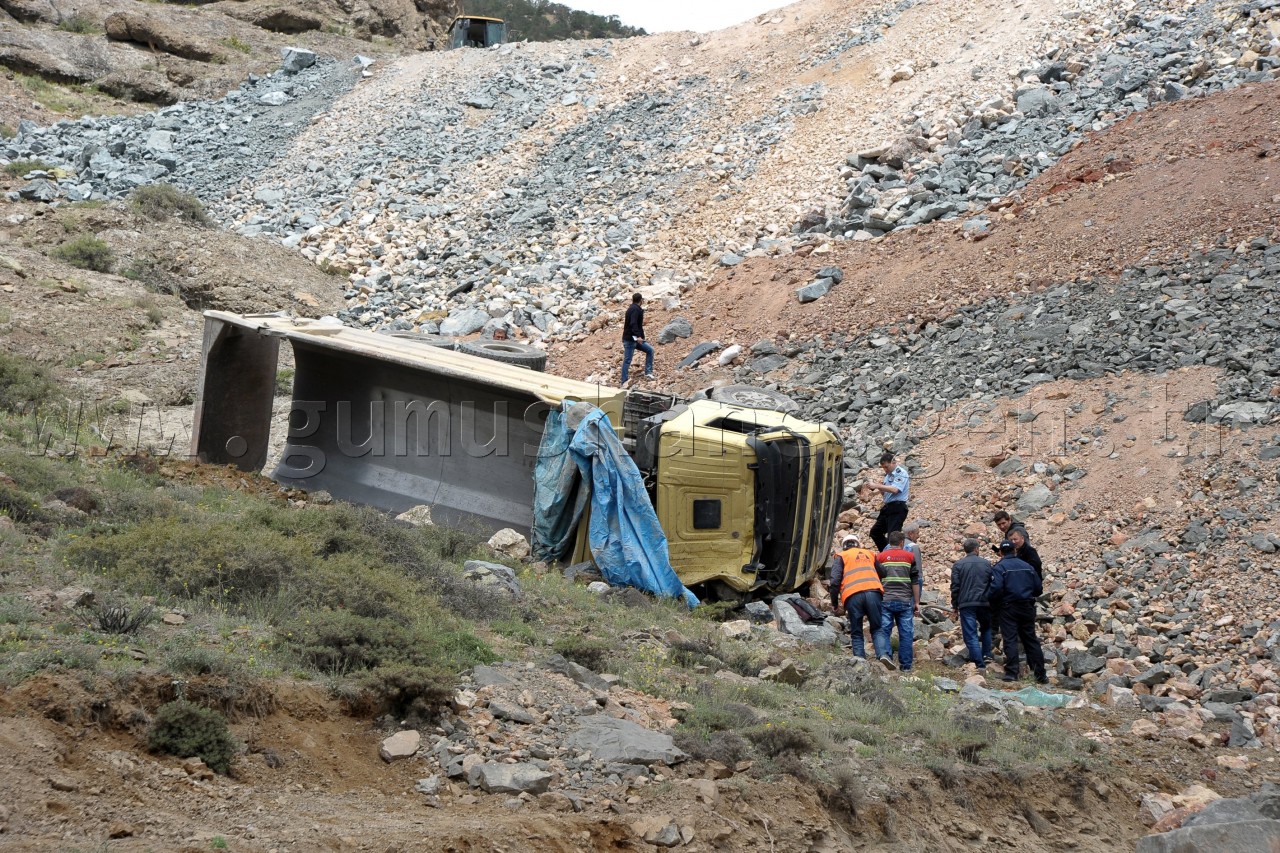 Hafriyat Yüklü Kamyon Devrildi: 1 Yaralı 1