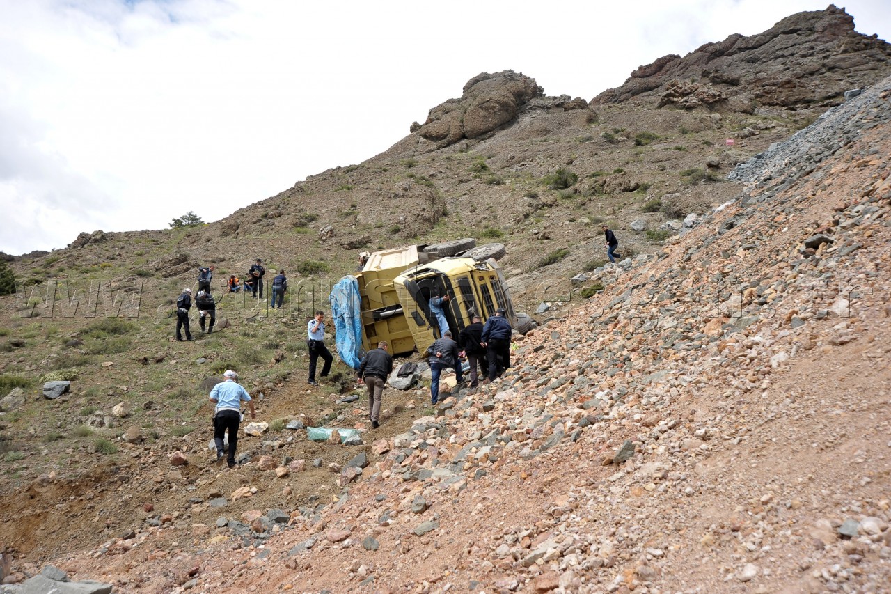 Hafriyat Yüklü Kamyon Devrildi: 1 Yaralı 2