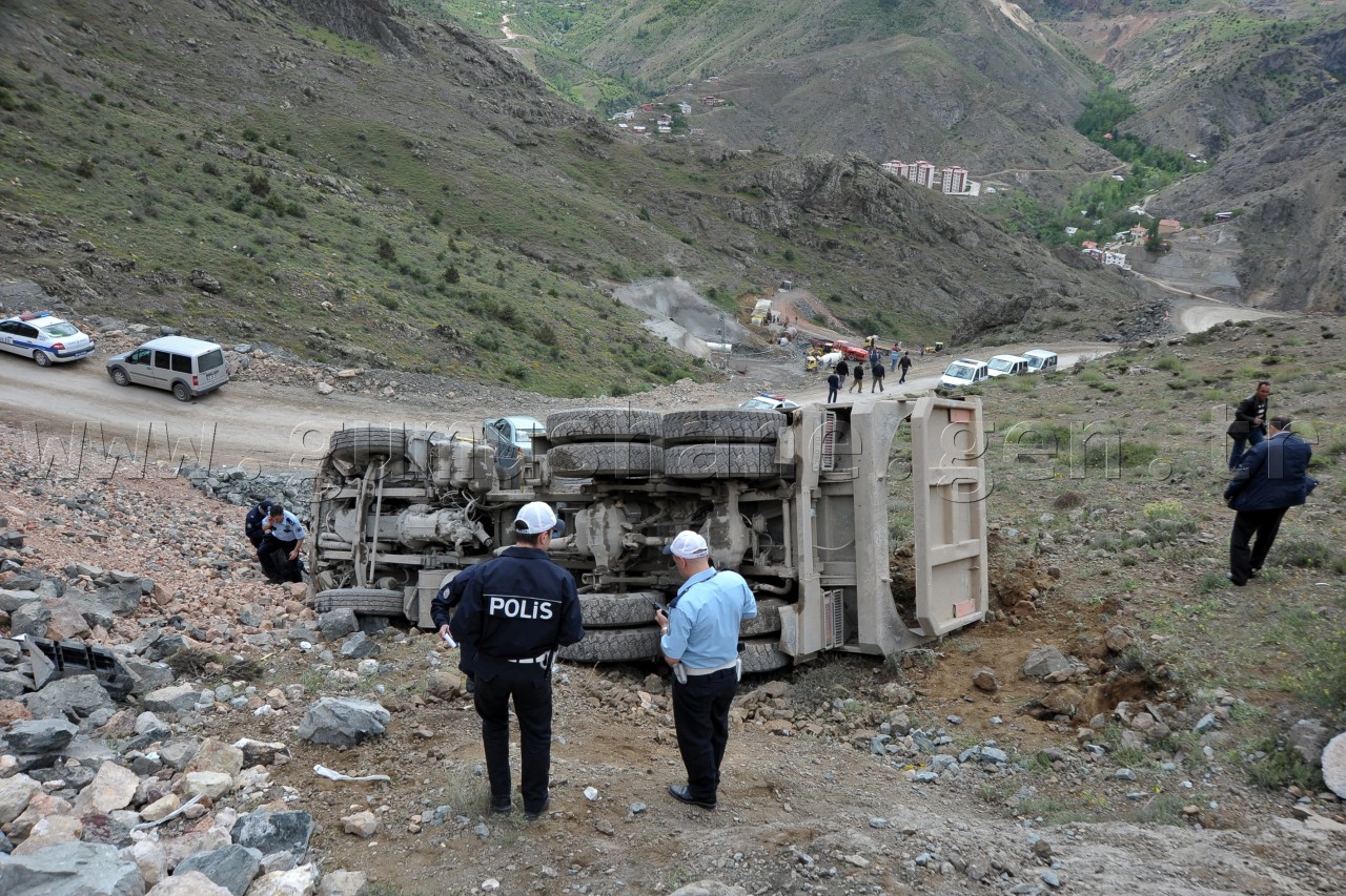 Hafriyat Yüklü Kamyon Devrildi: 1 Yaralı 3