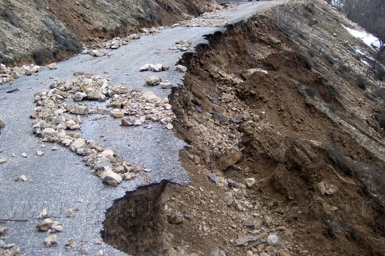 Gümüşhane'de Sel Köy Yollarını Da Vurdu 2