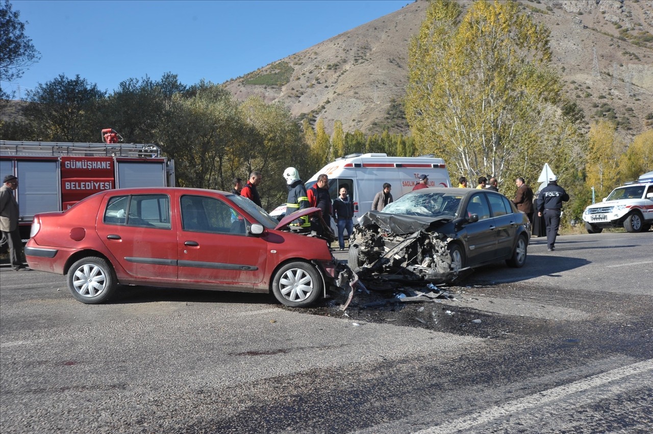 Gümüşhane'de 2 kaza: 1 ölü, 10 yaralı 5