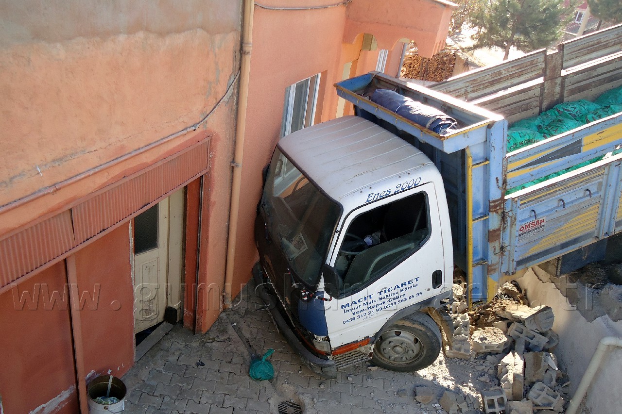 Kelkit'te Kömür Yüklü Kamyonet Eve Girdi 2