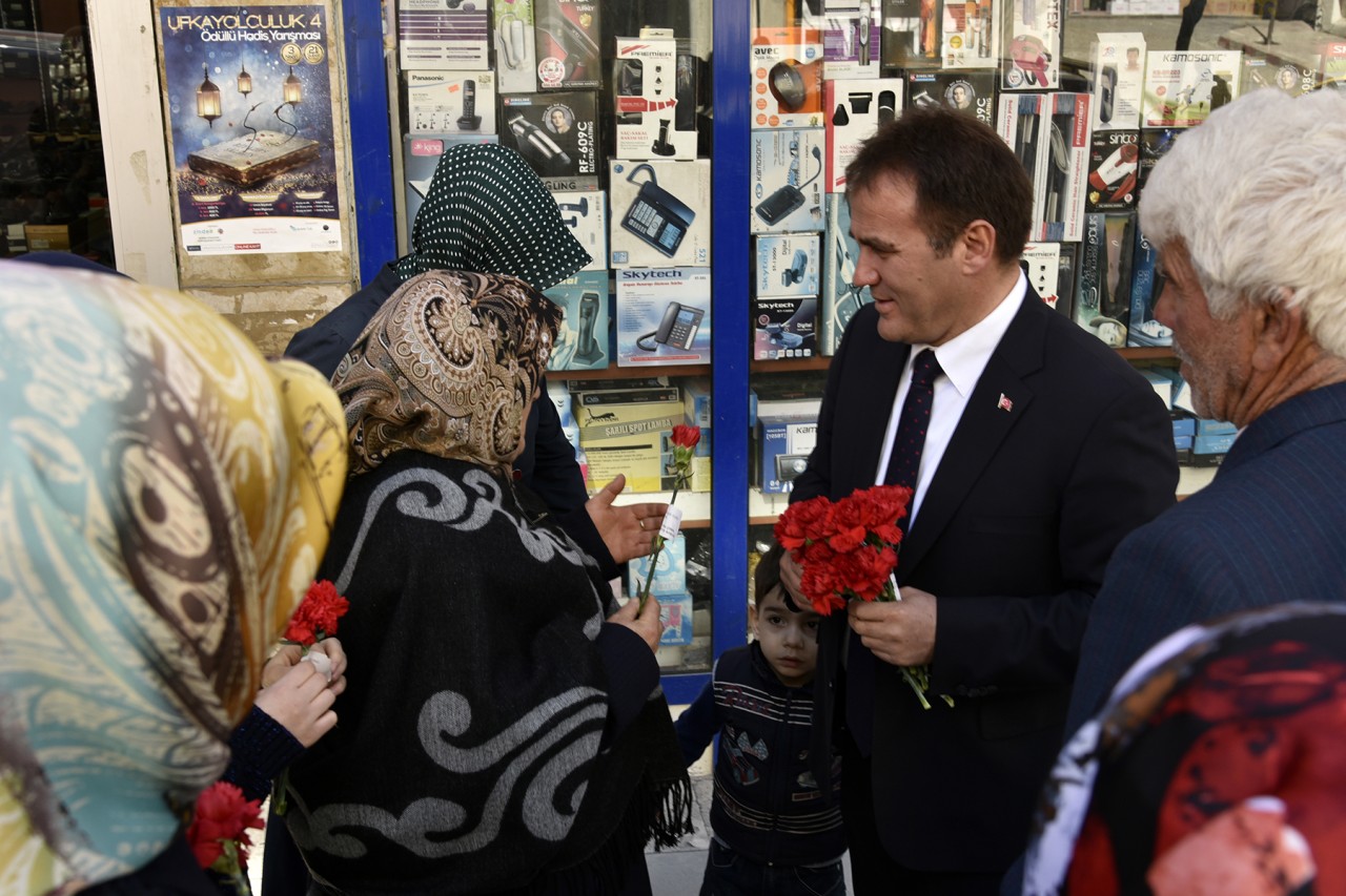 Başkan Çimen karanfil dağıttı 2