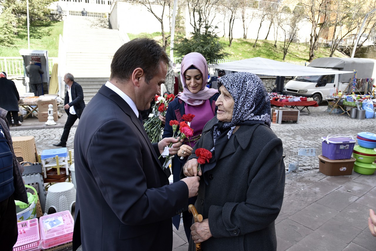 Başkan Çimen karanfil dağıttı 3