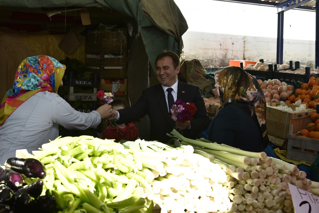 Başkan Çimen karanfil dağıttı 4