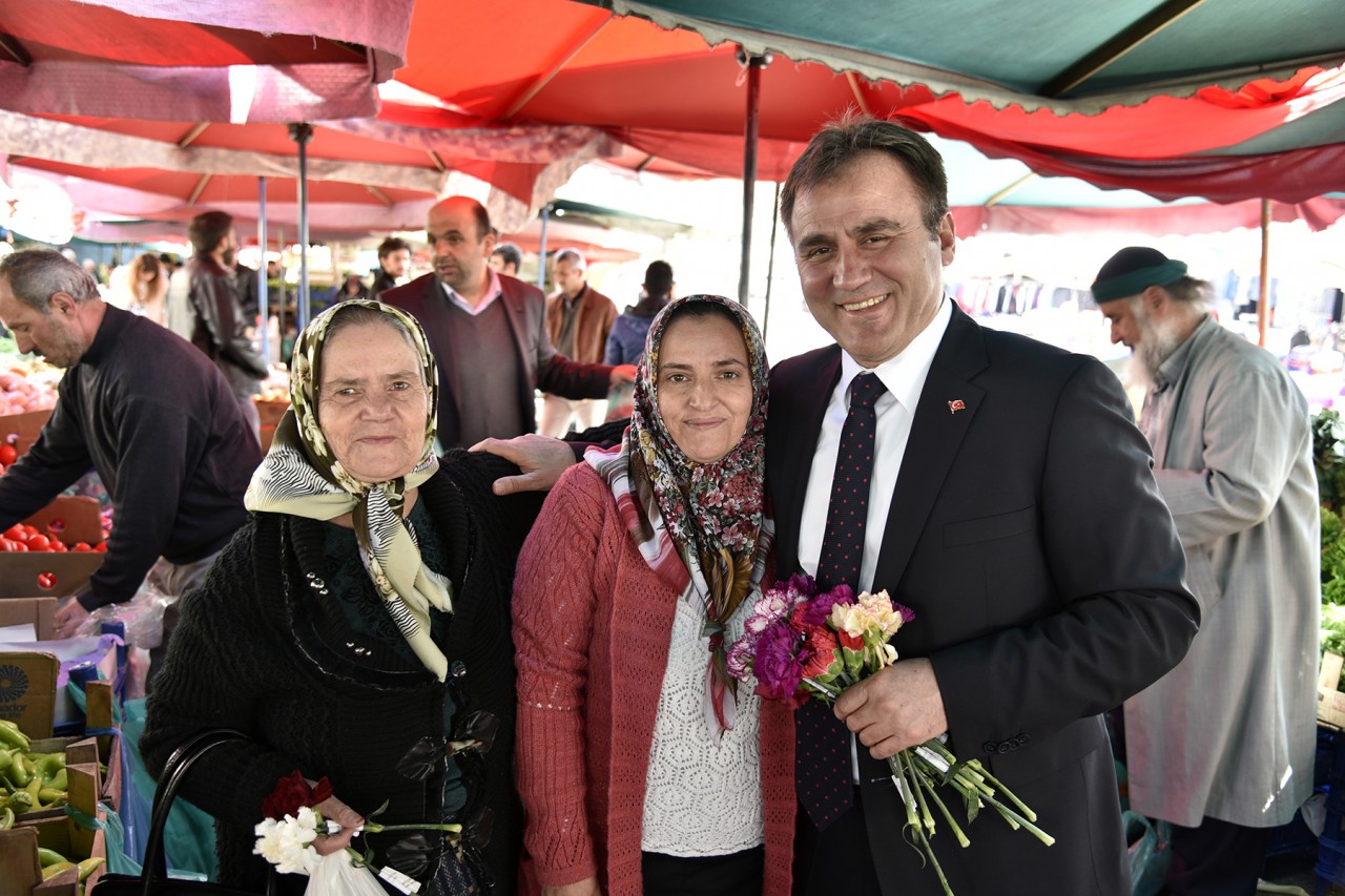 Başkan Çimen karanfil dağıttı 5