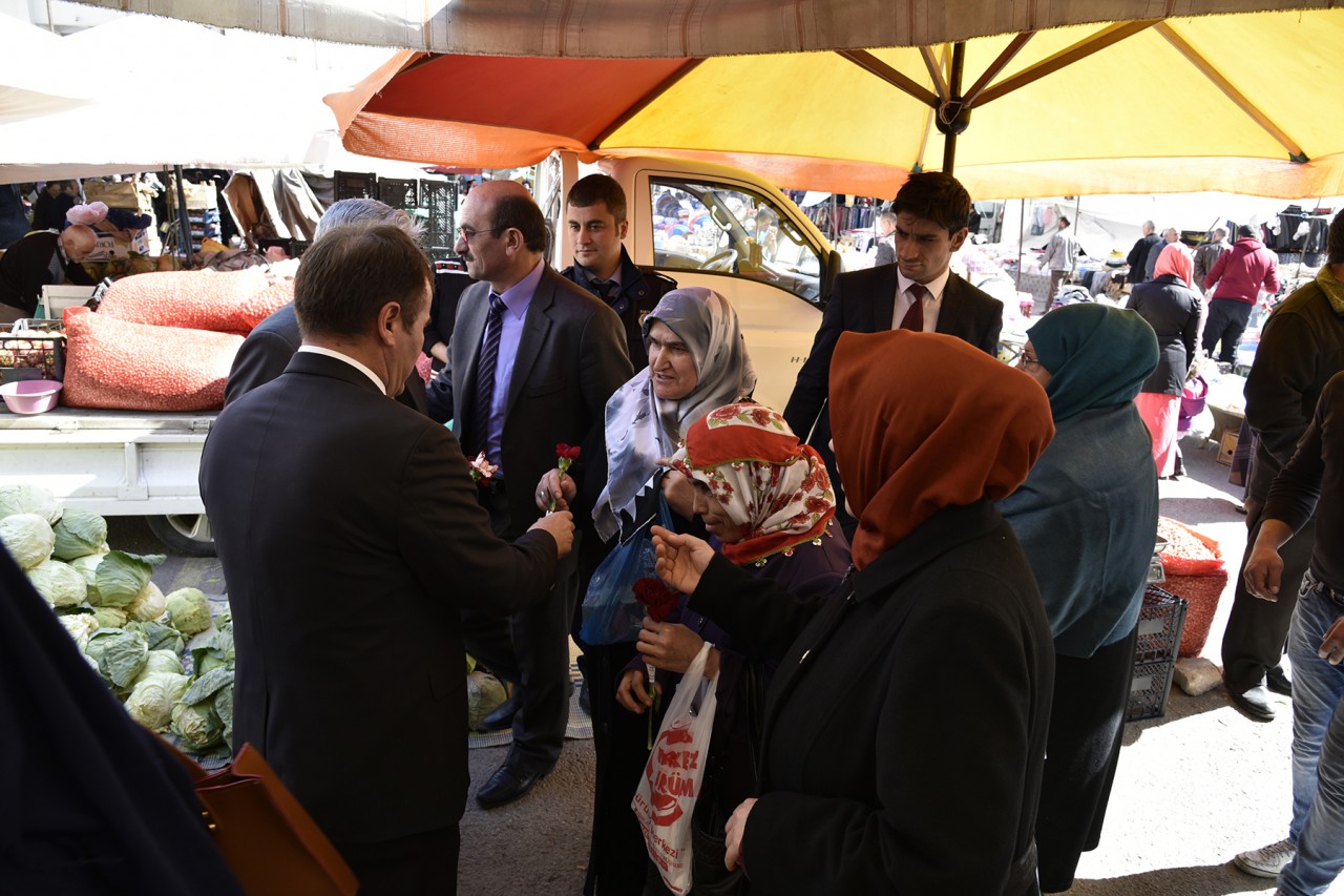 Başkan Çimen karanfil dağıttı 6