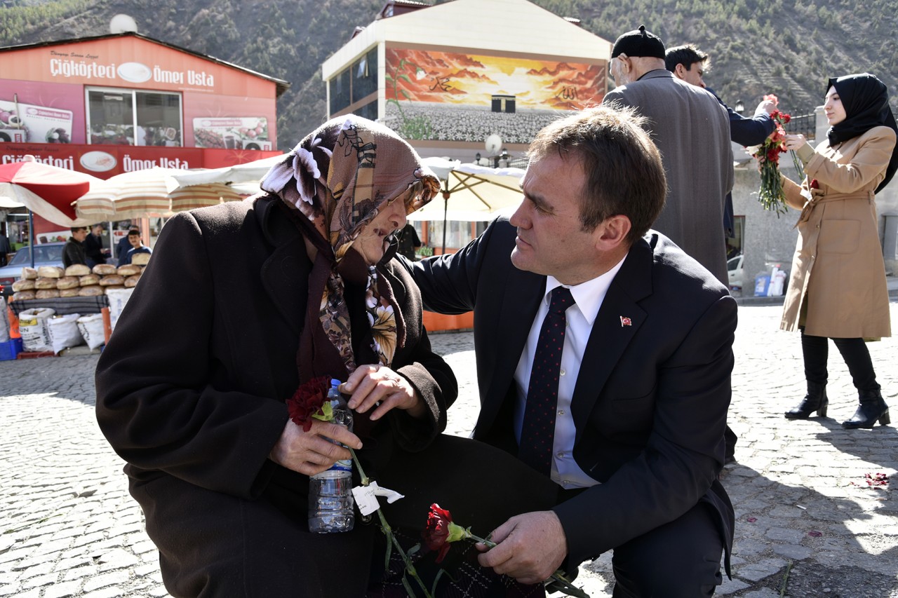 Başkan Çimen karanfil dağıttı 7