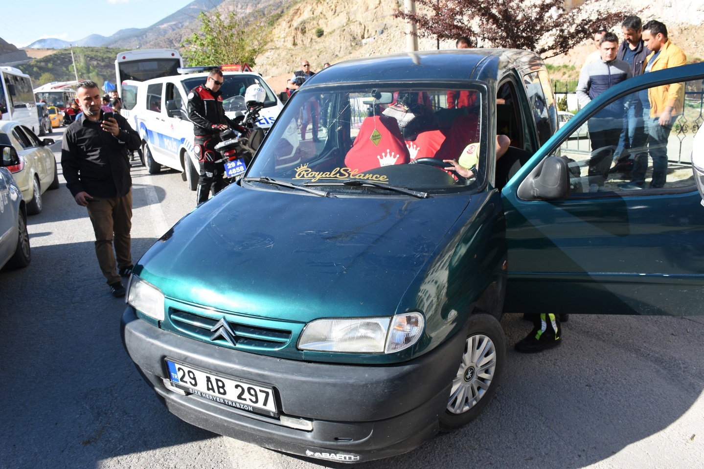 Ehliyetsiz sürücü polisten kaçtı, kaza yaptı: 5 yaralı   1