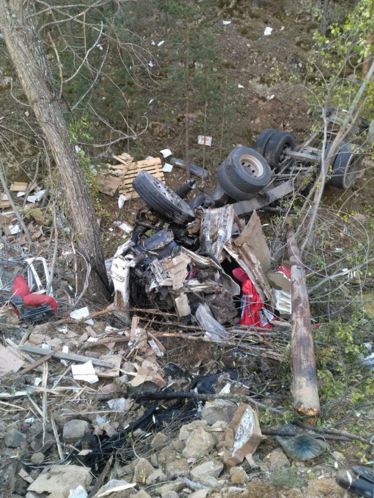 Tersun dağında meyve yüklü tır yuvarlandı: 1 ölü, 1 yaralı 8