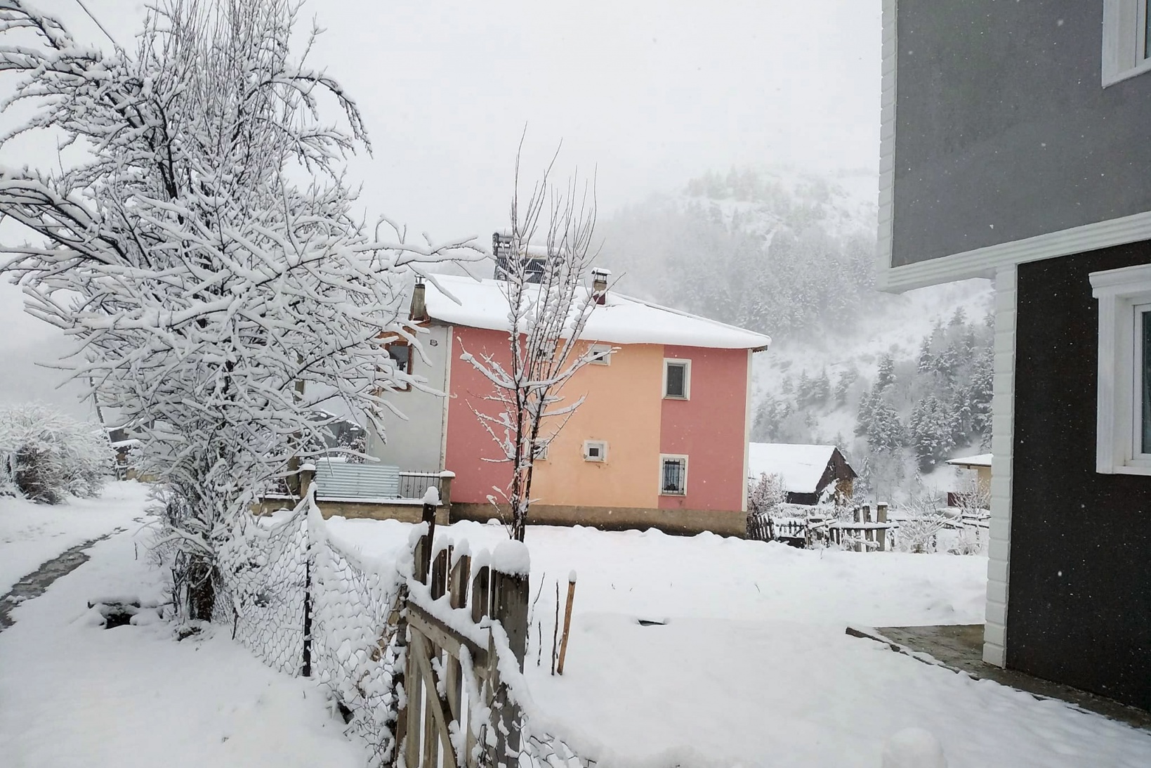 Gümüşhane’nin yükseklerinde kar yağışı etkili oluyor 4