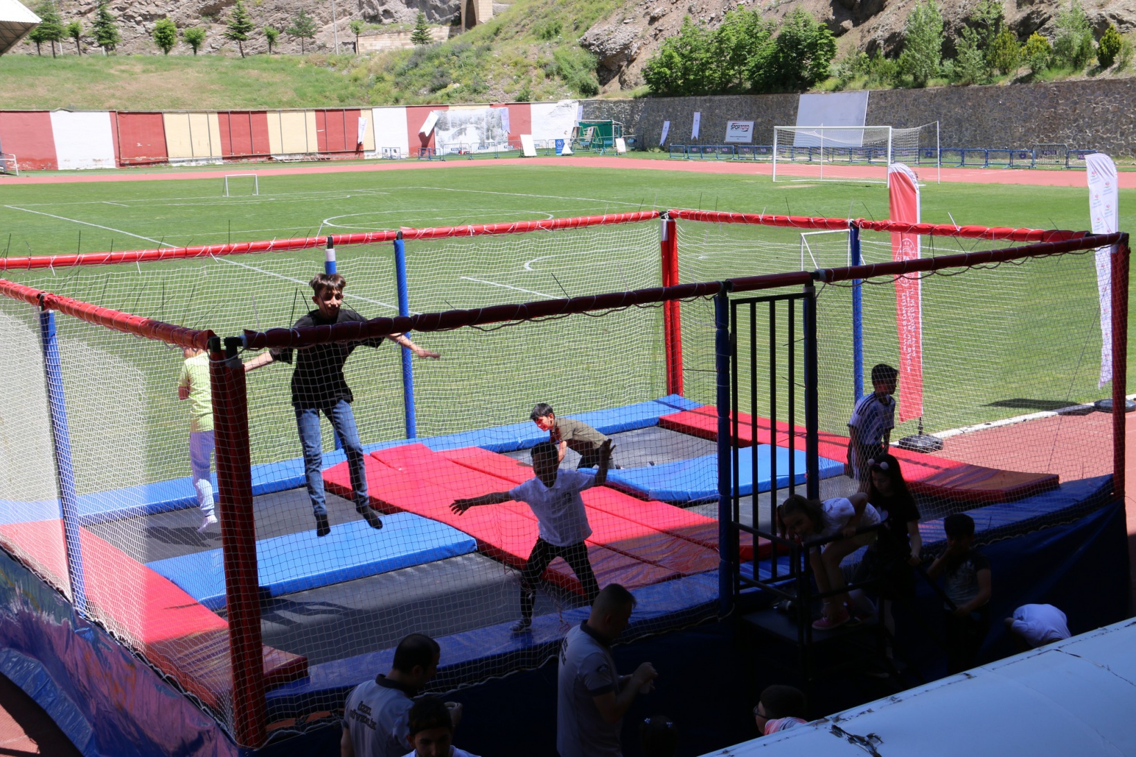 Karnesini alan çocuklar Yenişehir Stadyumunda doyasıya eğlendi 16