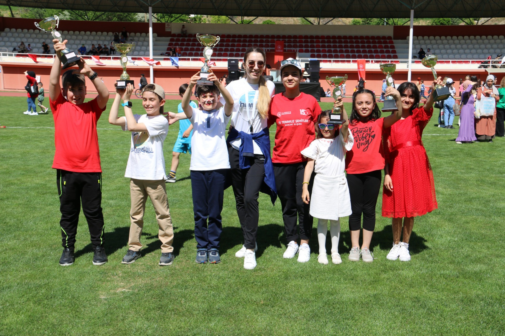 Karnesini alan çocuklar Yenişehir Stadyumunda doyasıya eğlendi 13