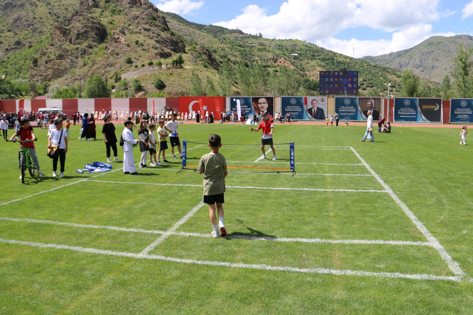 Karnesini alan çocuklar Yenişehir Stadyumunda doyasıya eğlendi 15