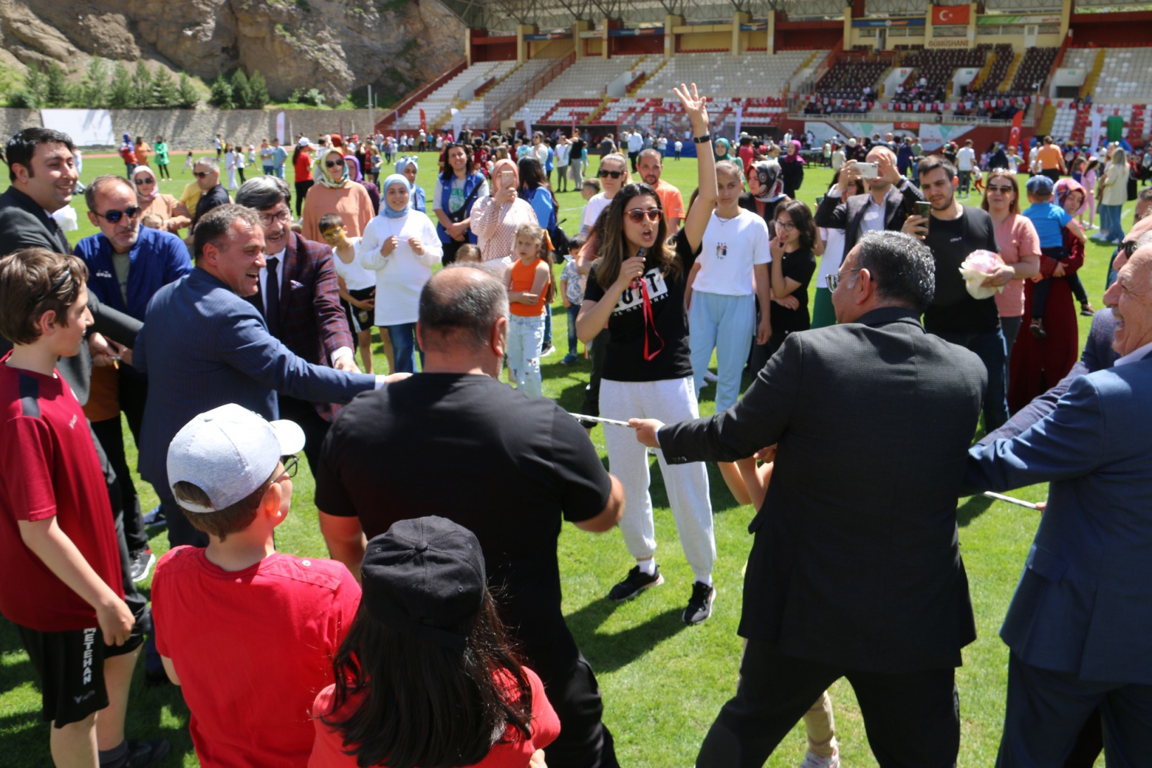 Karnesini alan çocuklar Yenişehir Stadyumunda doyasıya eğlendi 18