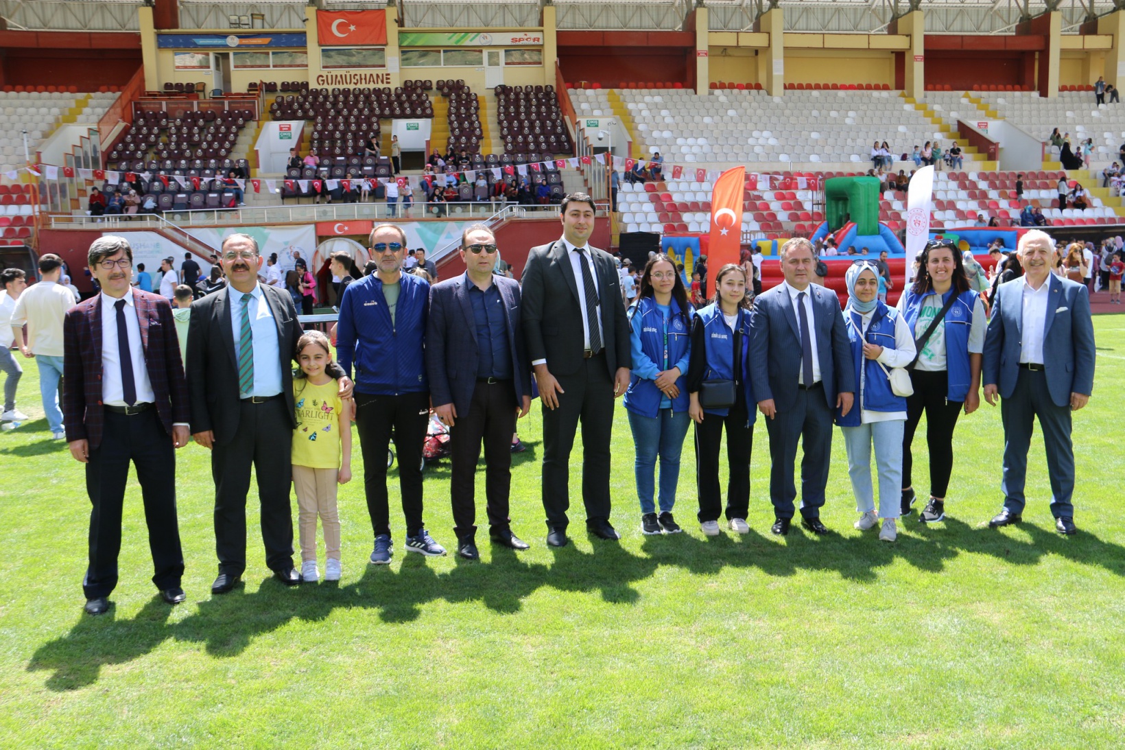 Karnesini alan çocuklar Yenişehir Stadyumunda doyasıya eğlendi 11