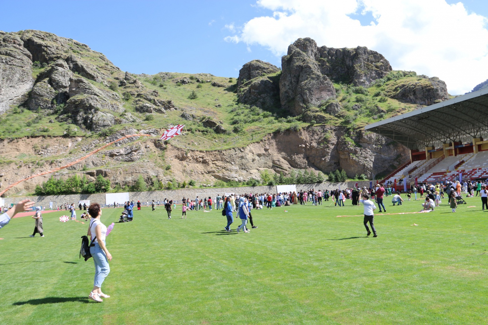 Karnesini alan çocuklar Yenişehir Stadyumunda doyasıya eğlendi 19