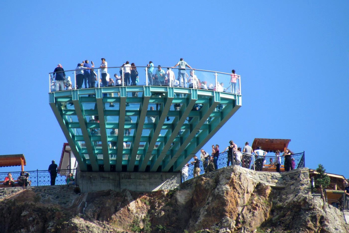 Torul Kalesi Cam Seyir Terasında bayram bereketi 6