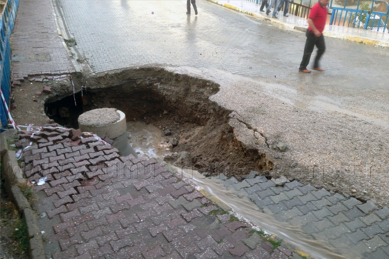 Kelkit'te Aşırı Yağış Yolu Çökertti 3