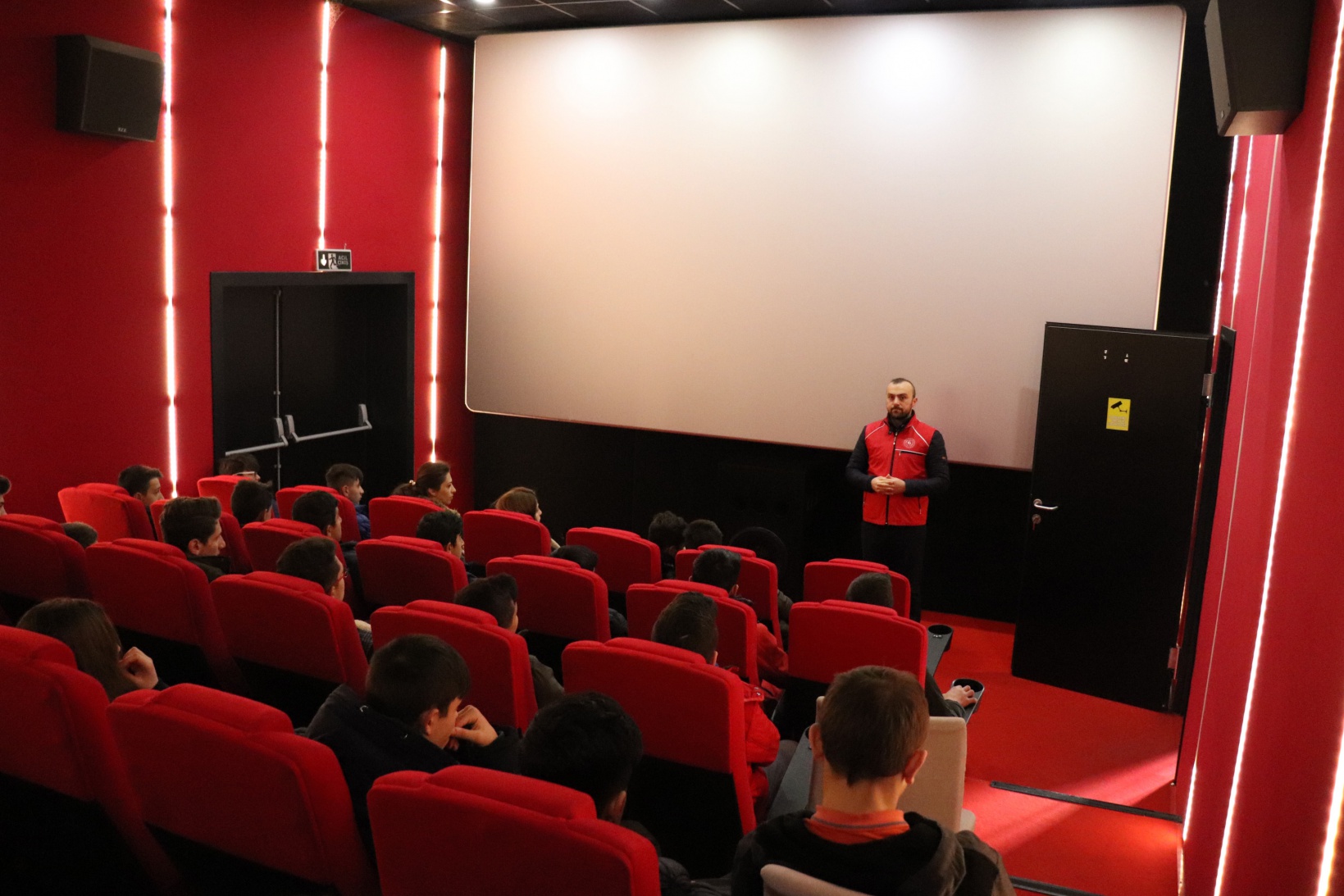 Gençlik Merkezi 284 gence Sarıkamış temalı sinema filmi izletti 7