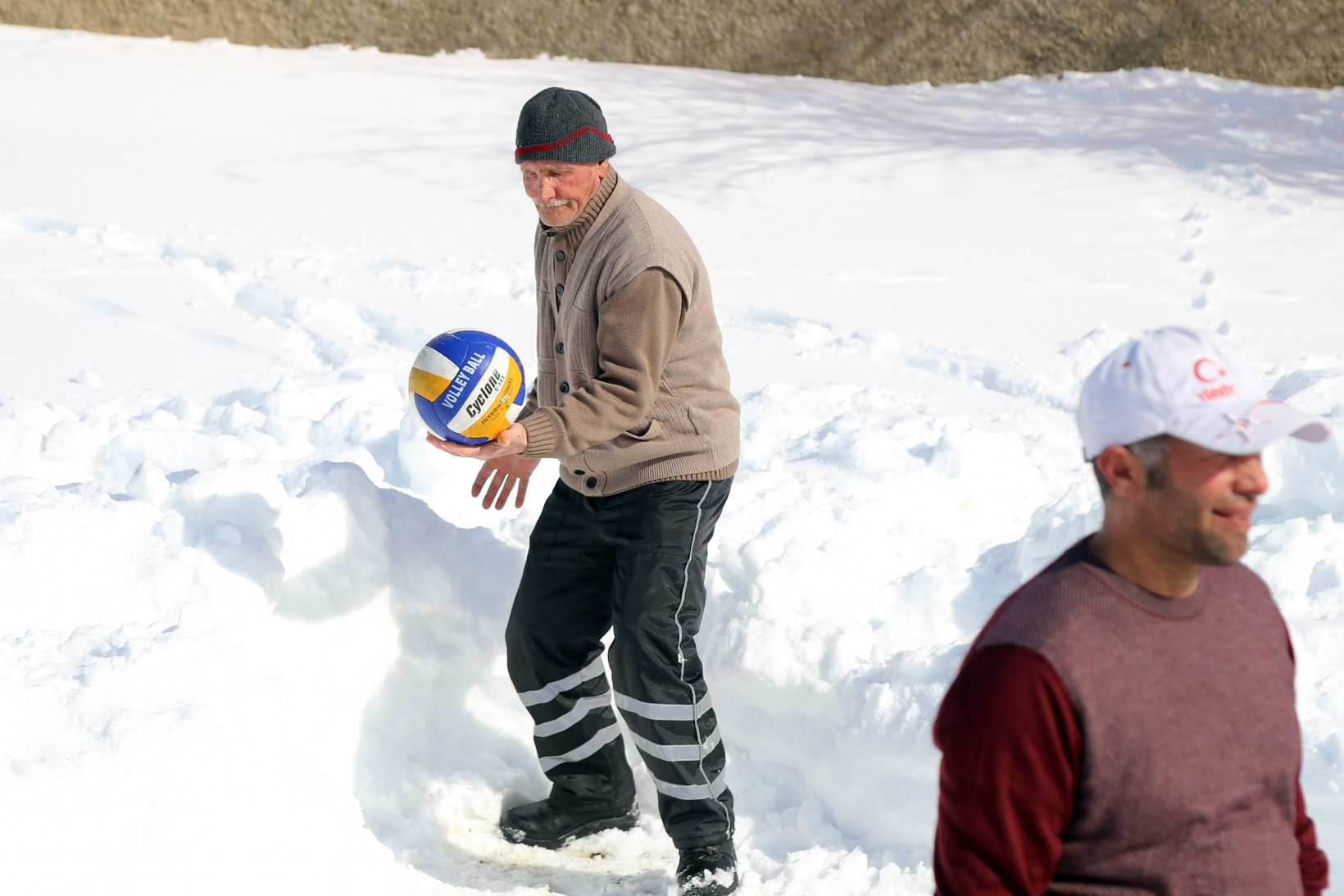 Bu köyde 30 yıldır kar voleybolu oynanıyor 23