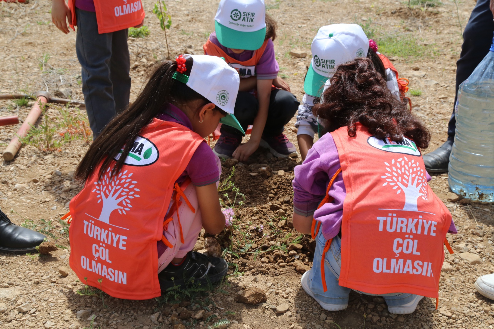 Çevre Haftasında fidanlar toprakla buluştu 4