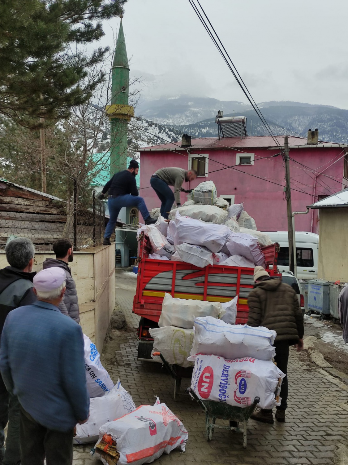 Dibekli köyünden depremzedeler için yakacak seferberliği 1