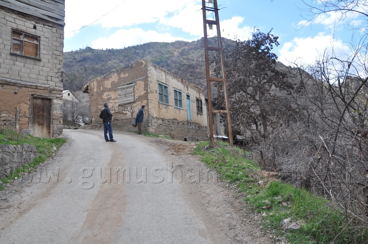 Hacıemin Mahallesindeki Virajlı Dar Yol Genişletildi  3