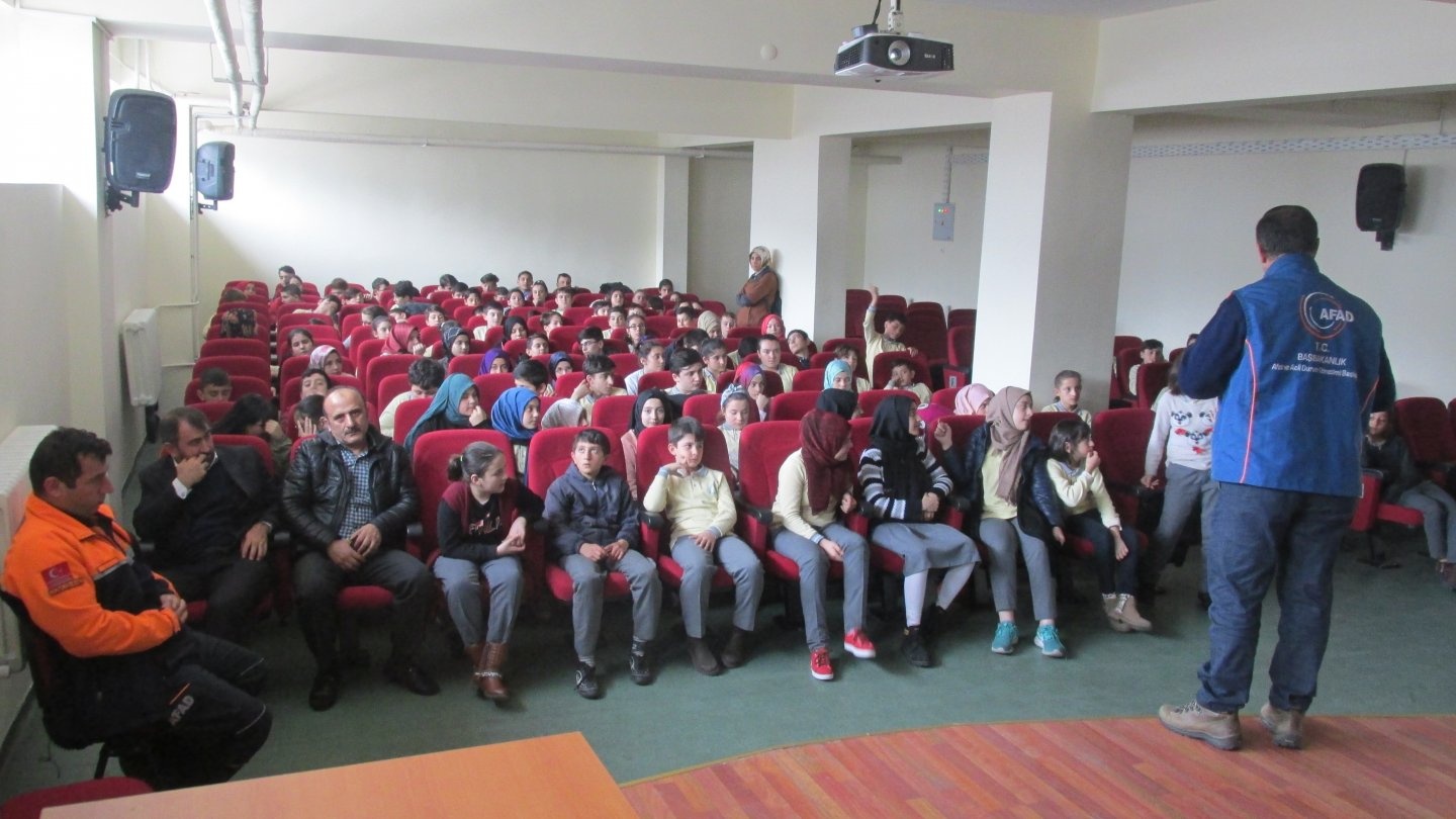 Okullarda deprem anlatıldı 5